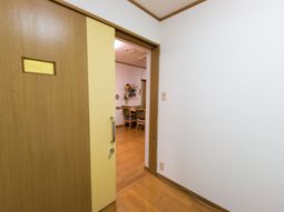 開けたドアから見る居室