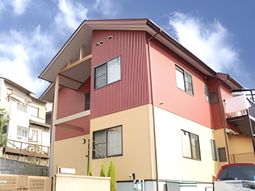 暖色の外壁が目立つ建物