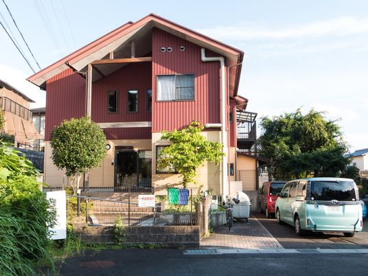 落ち着いた色の外観