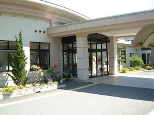 明るい玄関前の外観  