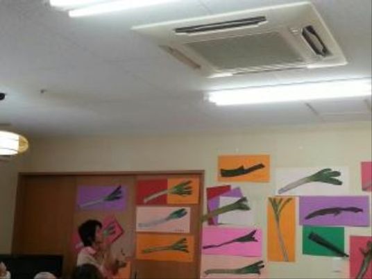 カラフルな壁画とエアコン
