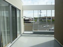 明るい中庭の風景
