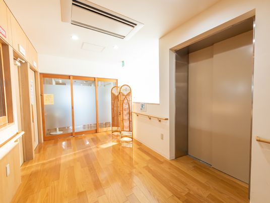 明るい廊下とエレベーター
