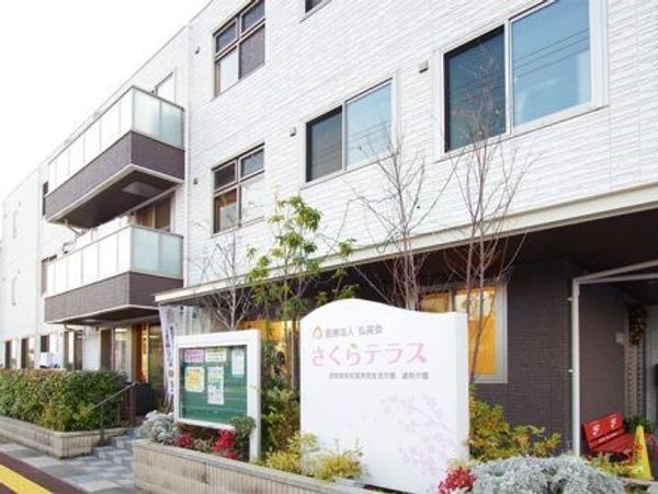 清潔な外観と看板