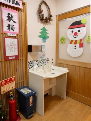 冬の飾りがある洗面台