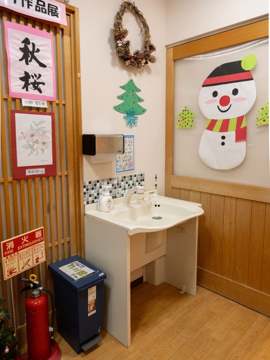 冬の飾りがある洗面台