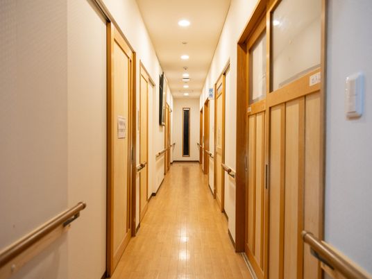 木目調の廊下