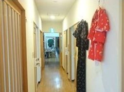 廊下に掛けられた和服