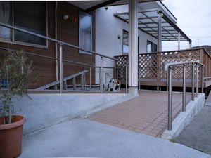 屋外のスロープ入口