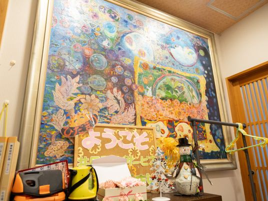 アート作品が飾られた室内