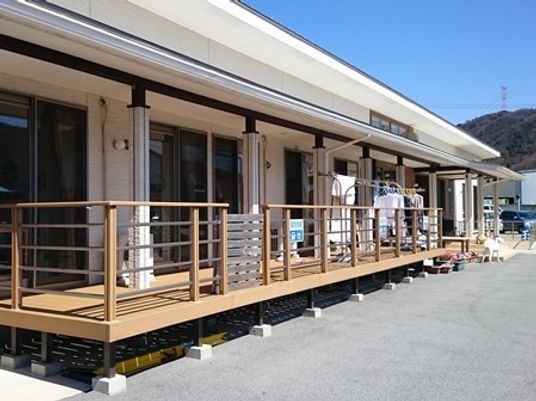 木のデッキ付き建物外観