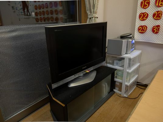 テレビと音響設備のある部屋