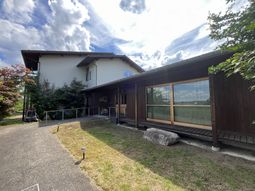 緑に包まれた建物外観