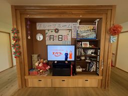作品や飾りが配されたエントランス