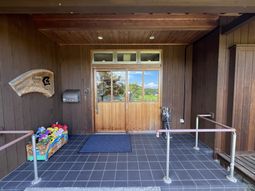 木製の扉がある外観
