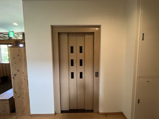 エレベーターの扉