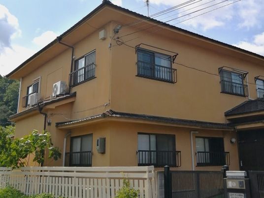 外観の2階建て建物  