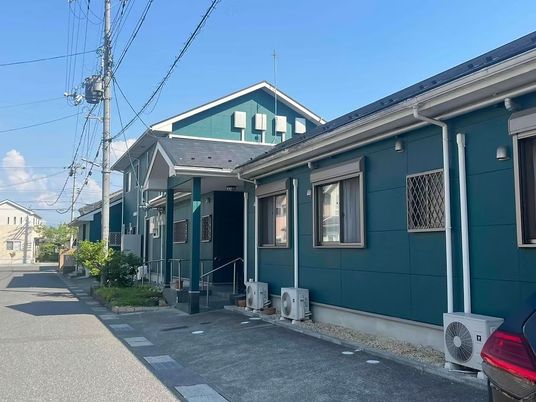 緑色の建物外観  