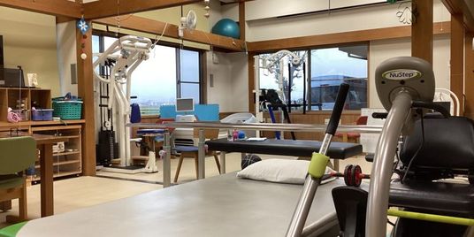 運動器具が並ぶ訓練室