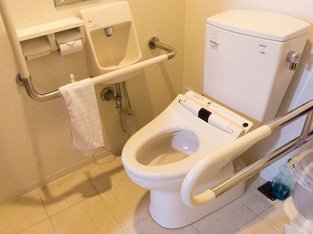 バリアフリー対応トイレ トイレ 安全に配慮された手すり付きのトイレです。こちらで、ご利用者の快適な日常生活をサポートしています。