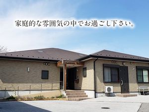 落ち着いた外観の施設入口  