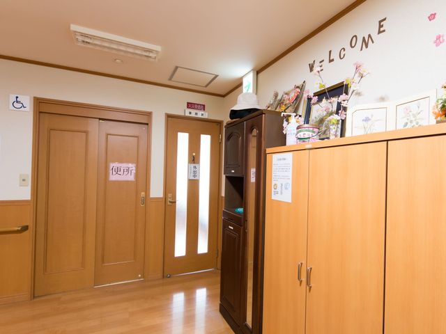 エントランスの壁と扉 廊下 「WELCOME」と迎える文字が飾られたエントランス。訪れる人々を暖かく迎え入れる設計になっています。