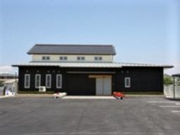 黒い外壁の建物外観