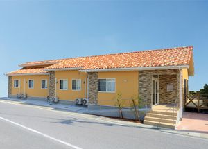 広々とした建物外観
