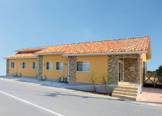広々とした建物外観