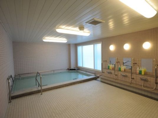 広々とした明るい浴室