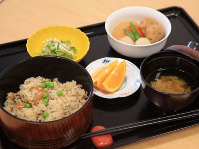 栄養満点の手作り食事 食事 彩り豊かな手作りの食事が並び、健康を支える食の大切さに配慮されています。栄養バランスを考慮した美味しそうなメニューです。