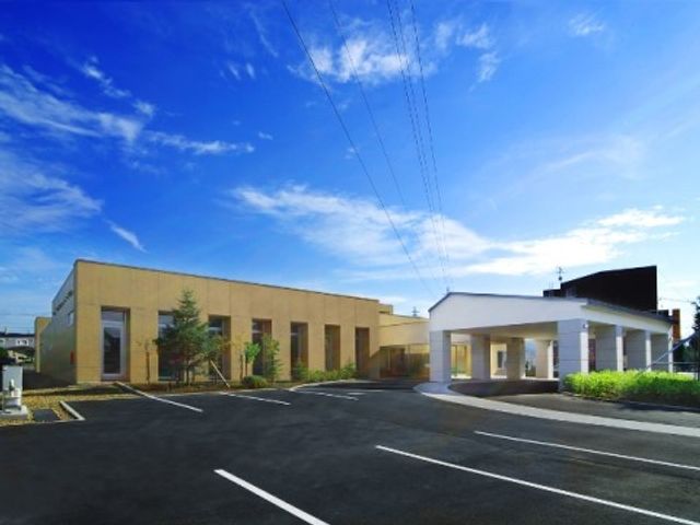清潔感ある施設外観 外観 広々とした駐車場があり、清潔感のあふれる建物です。明るい日差しを感じながらお過ごしいただける環境が整っています。