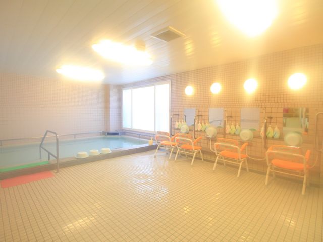 明るい浴室の一角 大浴場 ゆとりのある設計の浴室です。のびのびとした空間で、安心して快適なバスタイムをサポートします。