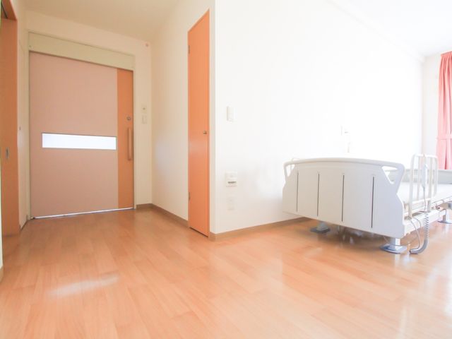 ゆったりした居室 居室 ゆとりのあるシンプルな居室です。ベッドの周囲には余裕の空間が確保され、日当たりの良い窓からは自然光が数多く入ります。