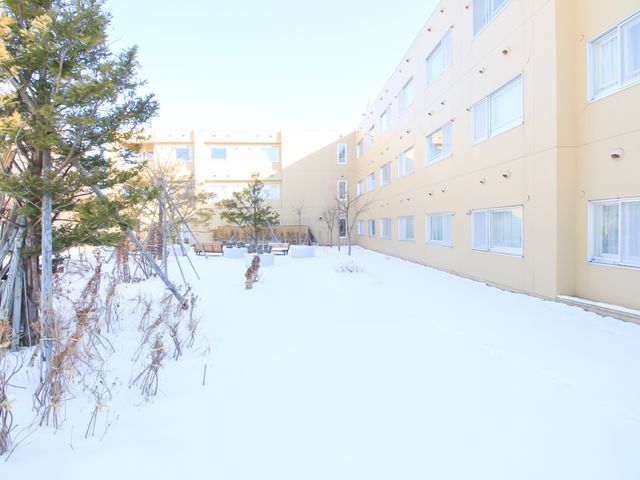 雪に覆われた施設の中庭 中庭 積雪が美しい清々しい中庭です。季節の変化を感じながら、のんびりと散策や休憩が楽しめる環境が整っています。