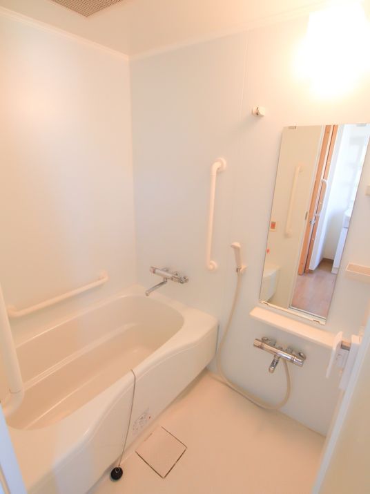 バリアフリー設計の浴室