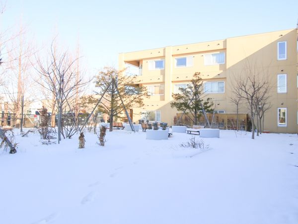 雪景色の庭と建物