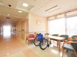 明るい廊下と青い車椅子