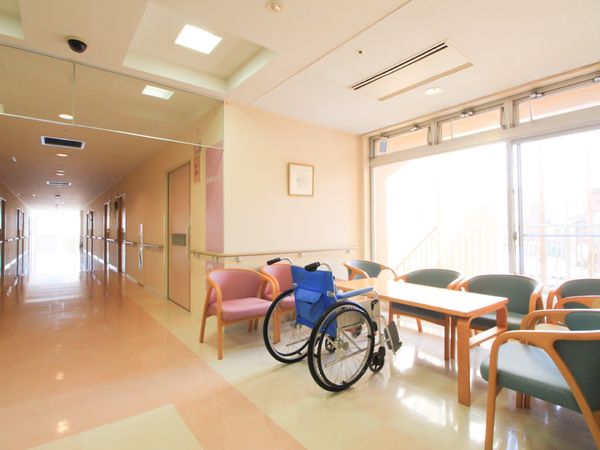 明るい廊下と青い車椅子