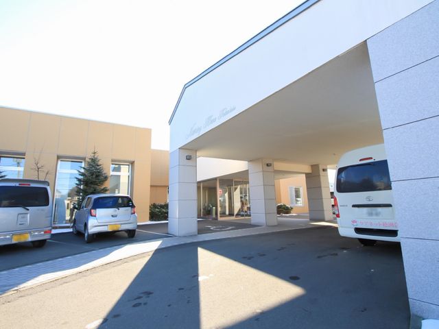 施設のエントランス風景 駐車場 広々とした開放感のあるエントランスです。訪れる方々を優しい雰囲気で迎え入れています。