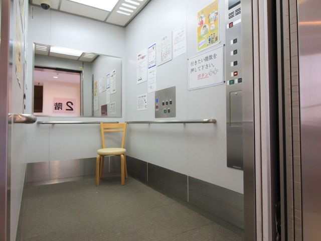 清潔なエレベーター内部 エレベータ― 手すりが設けられた広々としたエレベーターです。利用者の移動をサポートし、快適な環境が整っています。