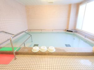 明るい施設の浴室