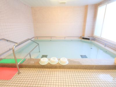 明るい施設の浴室