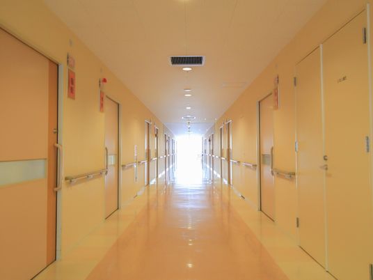 明るく広い廊下