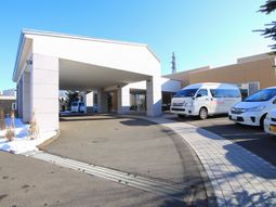 明るい陽光のエントランス