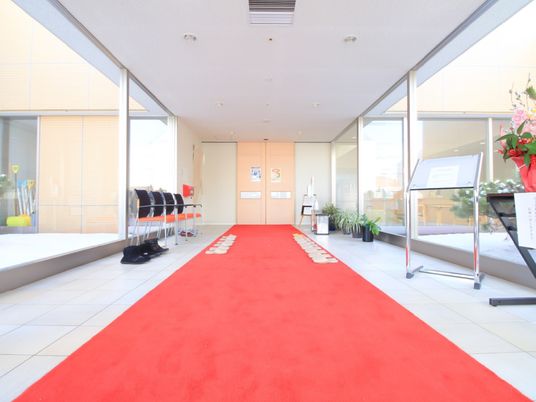 赤いカーペットのエントランス