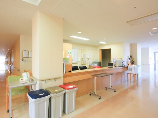 応接カウンターのある廊下 廊下 明るく広々とした空間の受付エリアです。機能的なカウンターで、快適に業務が行える環境が整っています。