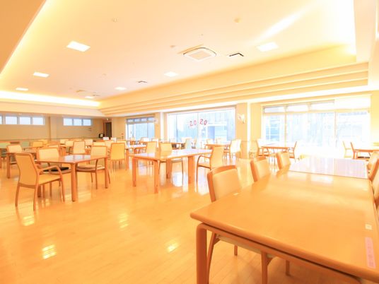 明るい広々とした食堂