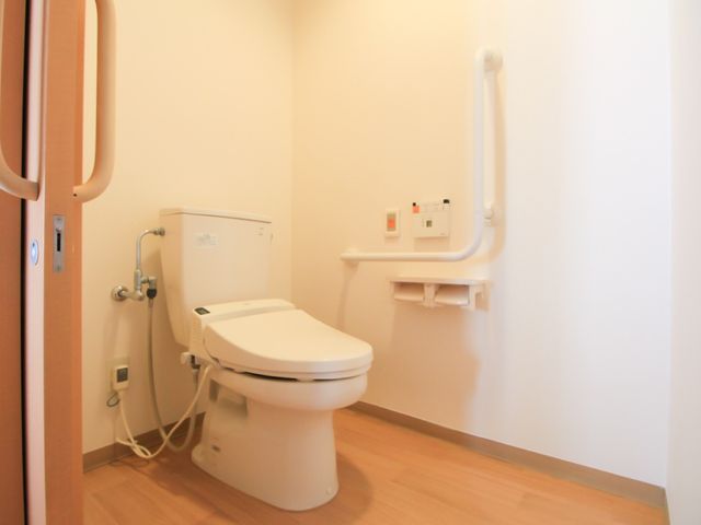 バリアフリートイレ設備 トイレ 安全に配慮されたトイレ空間です。手すりが整備され、どなたでも安心してご利用いただける造りになっています。