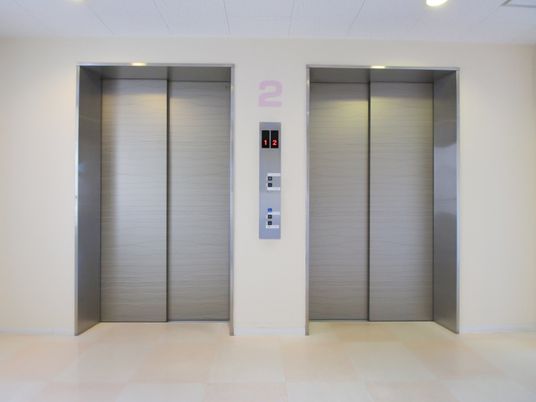 モダンなエレベーター前